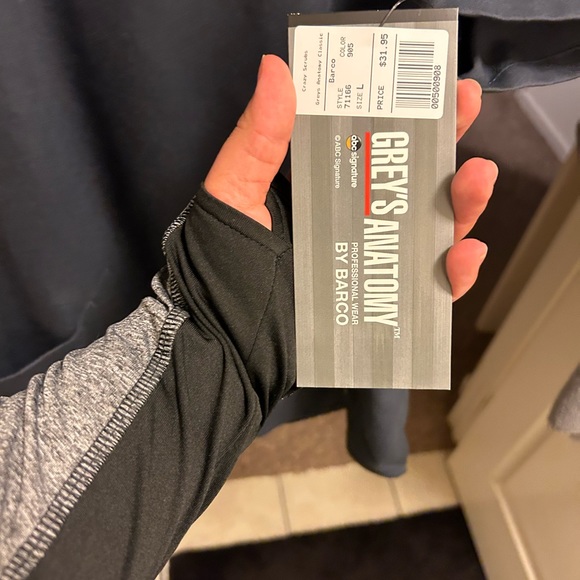 Gray scrub top - Picture 2 of 2